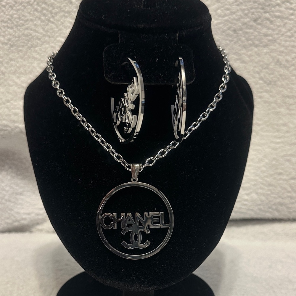 New Fashion Inspired Jewelry (NECKLACE/EARRING SET)